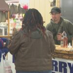 Les personnes qui ont assisté à l'événement ont eu la chance de déguster du vin local et de faire le plein d'autres produits essentiels pour les vacances.