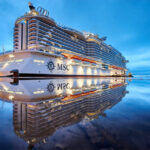 Un grand bateau de croisière dans l'eau