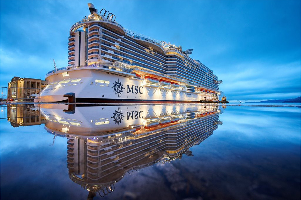 Un grand bateau de croisière dans l'eau