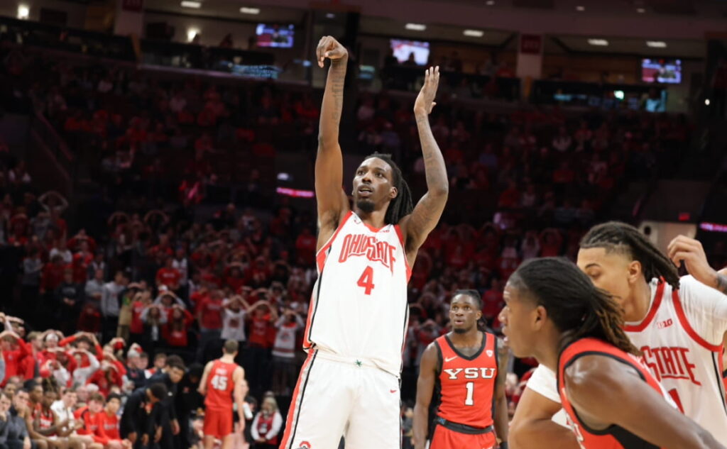 L'attaquant de deuxième année Aaron Bradshaw (4) réussit un lancer franc et marque pour les Buckeyes, alors numéro 21, lors de leur match contre Youngstown le 11 novembre. Les Buckeyes ont remporté une victoire de 81-47 sur les Penguins. Crédit : Carly Damon | Asst. Éditeur de photos