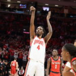 L'attaquant de deuxième année Aaron Bradshaw (4) réussit un lancer franc et marque pour les Buckeyes, alors numéro 21, lors de leur match contre Youngstown le 11 novembre. Les Buckeyes ont remporté une victoire de 81-47 sur les Penguins. Crédit : Carly Damon | Asst. Éditeur de photos