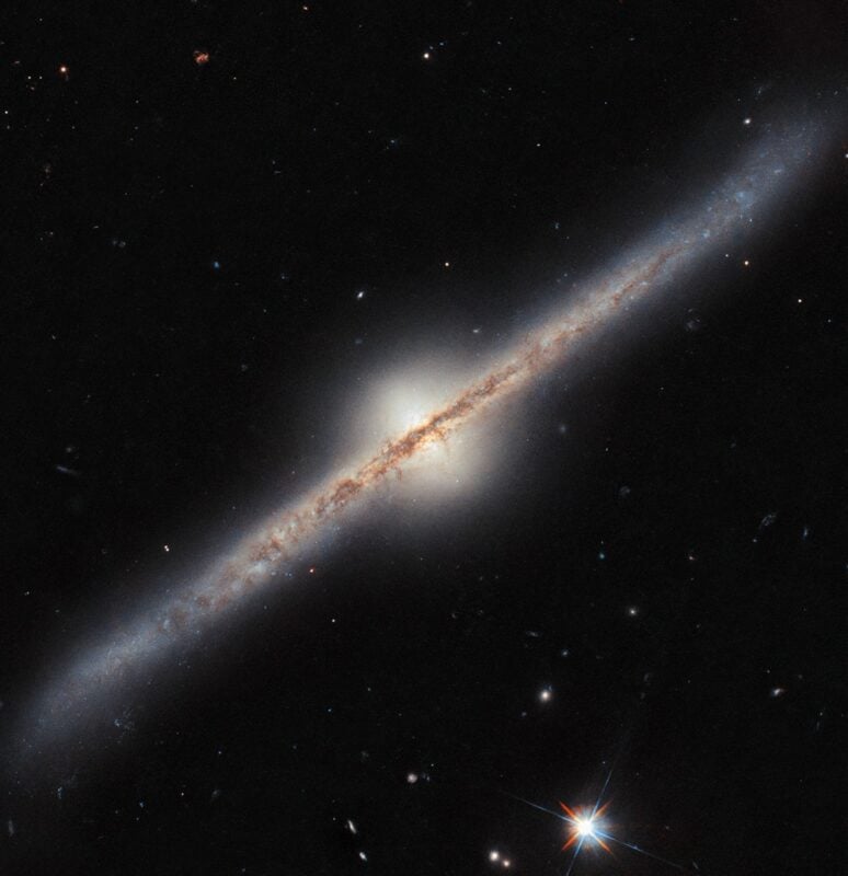 Cette image du télescope spatial Nasaesa Hubble présente la galaxie spirale Ugc 10043