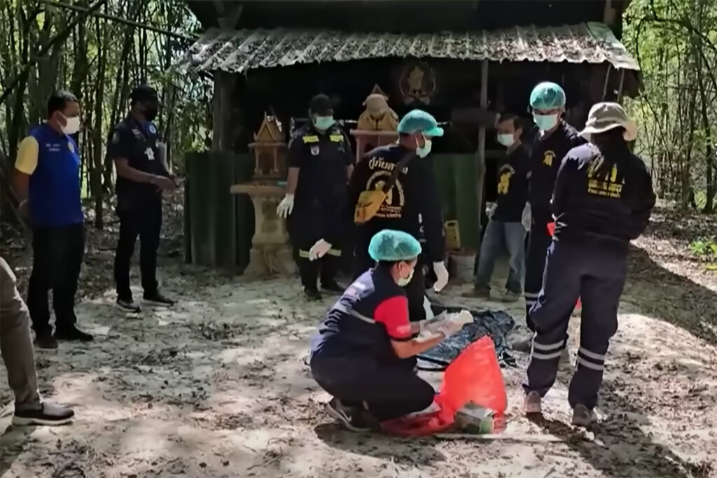 La police et les secouristes examinent samedi les preuves au monastère Pa Nakhon Chaibovorn, dans une forêt de la province de Phichit, après avoir répondu à des informations selon lesquelles des cadavres seraient utilisés dans des pratiques de méditation. (Captures d'écran)