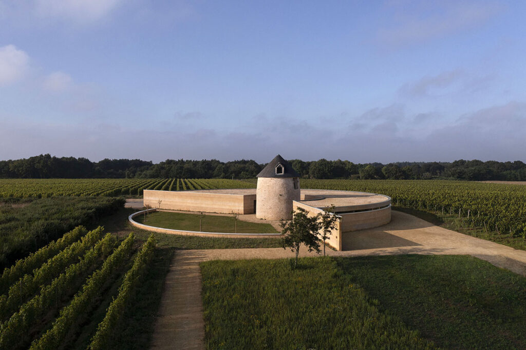 Carmen Maurice Architecture enveloppe un ancien moulin rénové avec un chai à Sarzeau