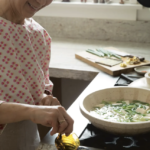 Des flocons de bonite dans un risotto ? Du miso dans une tarte aux pommes ? Sonoko Sakai explore la cuisine « à la japonaise »