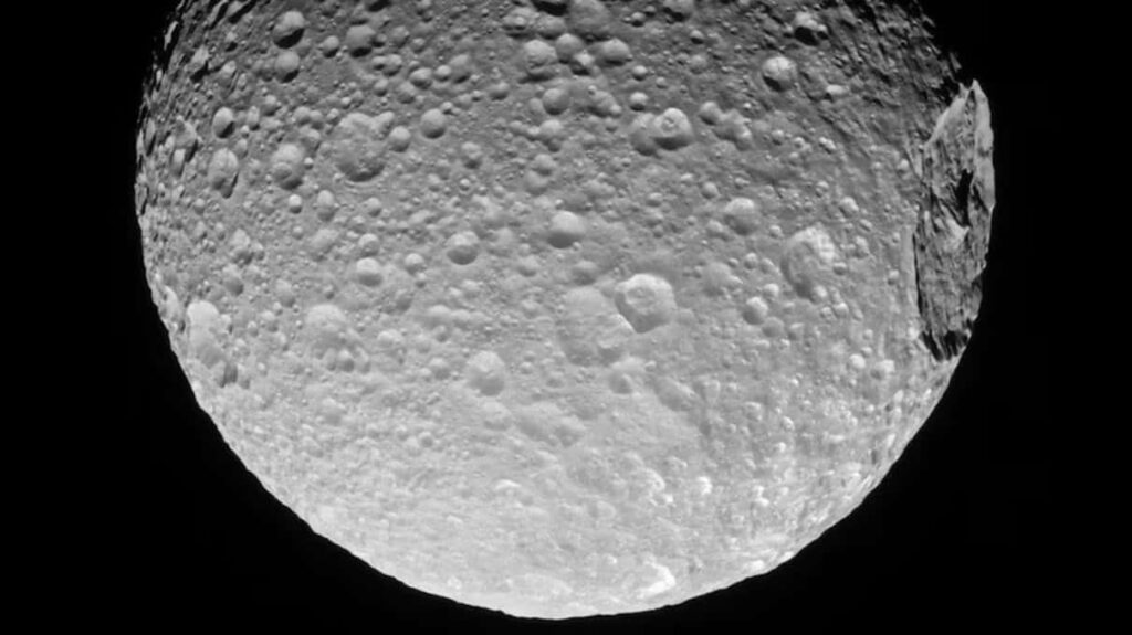 La lune Mimas, « étoile de la mort » de Saturne, pourrait cacher un océan vital sous sa surface