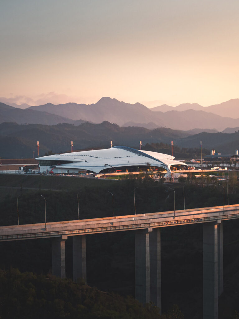 L'aéroport LIJ, semblable à un oiseau, construit par MAD, est presque terminé à Lishui, en Chine