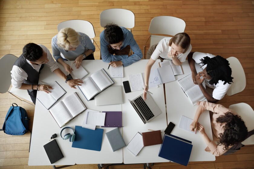 Équipe de jeunes étudiants travaillant sur un projet d'étude