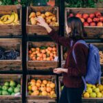 jeune parcourant un étal de fruits